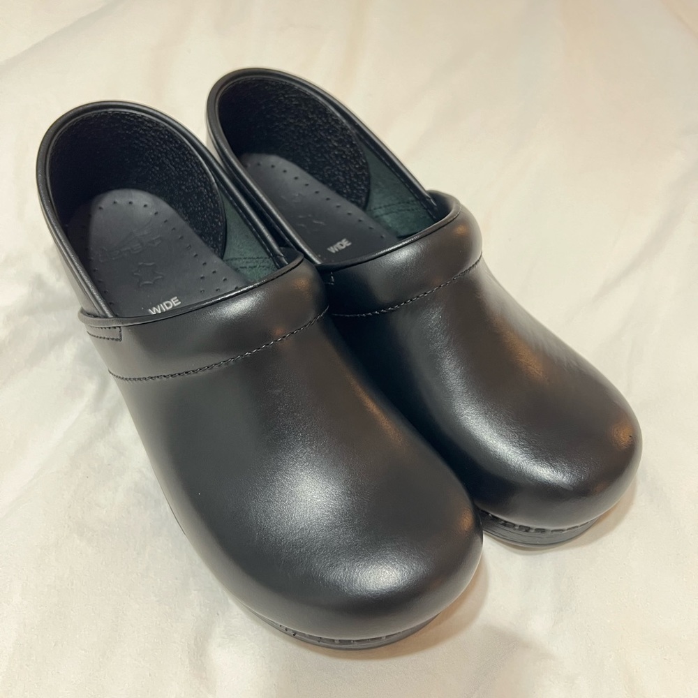 NWOT Dansko Clogs Black 40 Wide
